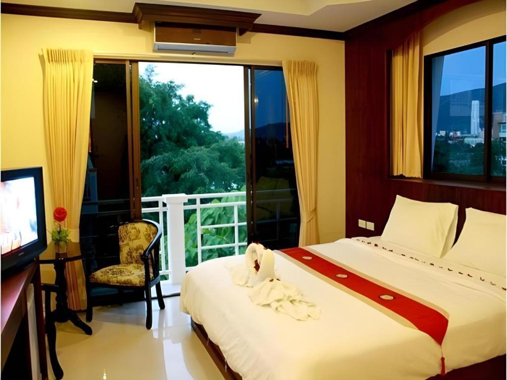 Triple Rund Place Hotel Patong Extérieur photo
